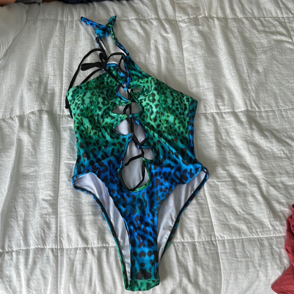 Selling 1 piece I bought by mistake 2… this is a show stopper